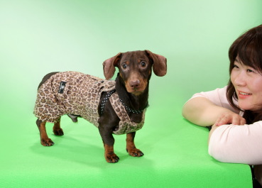ペットと一緒に家族写真です 犬ちゃんマキオ君とママ